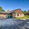 Spacious Seabrook Home with Patio 1 Mi to Beach! - سيبروك