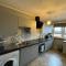 West End Hidden Gem - Modern 2-Bedroom Apartment with residents patio - Anniesland