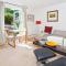 Walking distance to racecourse and city centre