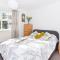 Walking distance to racecourse and city centre