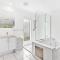 Smooth Sailing -Modern 2 bedroom apartment!