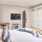 Luxe Laguna Home with Ocean View Walk to Beach - لاغونا بيتش