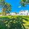 Renovated Apts with Kitchen, Fast WiFi, Smart TV, Roku & Pool Onsite 4 mi to Surfside Beach