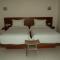 L Bajo Hotel