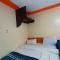 Lolas Nest along the Highway - Free Parking, Wifi, Netflix & Rooftop views
