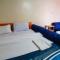 Lolas Nest along the Highway - Free Parking, Wifi, Netflix & Rooftop views