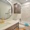 Denison Home with Balcony Walk to Downtown! - دينيسون