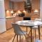 Modern & cozy apartment near hockey & football arena