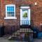 Lovely 2-bed house in Chester by 53 Degrees Property, Ideal for Couples & Small Groups, Amazing Location - Sleeps 4 - Hough Green