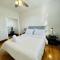 The Karlov. Gorgeous ,spacious 2BD/ 1BA w/ Parking - شيكاغو