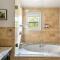 Woodpecker House - Mountain retreat with hot tub - 10 min to skiing in Hunter & Windham