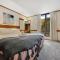 Grey Kangaroo - 2BR l Lake Front l Pet Friendly l Air-Con l BBQ l WiFi