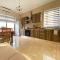May Flower: Modern Flat close to Airport/Bus Stops