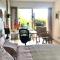 Chez Isa, espace prive,1 chambre, salle de bain, coin cuisine, terrasse, jardin, entrée autonome, parking