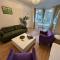 Lovely garden apartment in Wimbledon Town Centre with private parking by Wimbledon Holiday Lets - Londýn