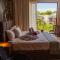 2BR with Fast WiFi FREE BIKES, Rooftop, Pool, and Gym