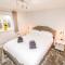 Spacious 2 bed city centre apartment with parking