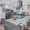 Stunning Heated Pool House Close to Tampa - Seffner
