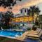 Backyard Oasis- Steps 2 Beach, Private Pool & Bar, Sleeps 16, 7 Bedrooms 5 and a half bathrooms "The Lucky Penny" - Isle of Palms