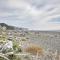 Quiet Waterfront Escape with Hot Tub and Beach Access! - 戈尔德比奇
