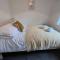 Lovely Refurbished Home - Free Parking-WiFi By Hinkley Homes Short Lets & Serviced Accommodation