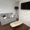 Lovely Refurbished Home - Free Parking-WiFi By Hinkley Homes Short Lets & Serviced Accommodation