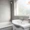 Spacious 3 bedroom house with wifi and car parking By Hinkley Homes Short Lets & Serviced Accommodation