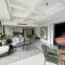 #1103 Cartwright - Oasis on Adderley