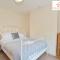 Centrally Tucked Away Private 4bed - Free parking! By Hinkley Homes Short Lets & Serviced Accommodation