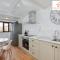 Centrally Tucked Away Private 4bed - Free parking! By Hinkley Homes Short Lets & Serviced Accommodation