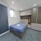New House - Magnificent Studios in Coventry City Centre, free parking, by COVSTAYS