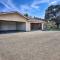Comfy Bakersfield Townhome - Fire Pit and Patio - Bakersfield