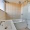 3 Bedroom Home l Free Parking l 5 Guests l Contractor Stays l Family Stays I