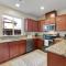 High End Midtown Home With Fireplace And Ensuite Baths