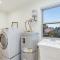 2BR 2BA The Ballard Modish, Seattle Location with rooftop view