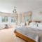 Superb 5 bedroom Villa 16 mins from City Centre