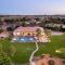 Santal Estate - Play, Relax, Walk to the Festivals