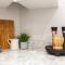 NEW, Mountain Chic Suite, Whyte Avenue, Netflix, WiFi, Sleeps 6