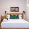 NEW, Mountain Chic Suite, Whyte Avenue, Netflix, WiFi, Sleeps 6