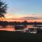 Runyan Lake House / 4 Private Suites - Sleeps 13 - Fenton