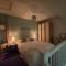 1 Bedroom House with Garden and off road private parking