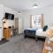City Centre Studio 1 with Kitchenette, Free Wifi and Smart TV with Netflix by Yoko Property