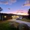 Jindabyne House 1, Modern 3 bedroom home, alpine views & fireplace - Jindabyne