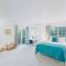 Cannon beach vibes, steps to the beach,WIFI,3 full bedroom en suites with 3 fireplaces,Near Downtown