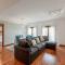 Modern 2 bedroom apt 20 min from city center
