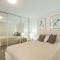 2 bedrooms apartment on the beach and with air conditioning and pool