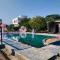 Delightful 7-Bedroom Place with Pool & Big Gardens by Amayra farm - Dhānd