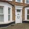 West Ealing Serviced Apts- 2 Bedroom 2 Bath Parking Near Station with Off Street Parking By 360Stays - 伊灵