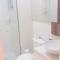 Quarto HOME OFFICE no CENTRO com Cama Box de solteiro - WIFI - TV - banheiro - Sala de Estar e cozinha - Apto compartilhado com Anfitriões experientes em hospedar - Superhost no BnB 5 estrelas