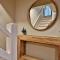 Premium 5 bedroom, pet friendly private home with hot tub 3 miles from the Skyship Bear